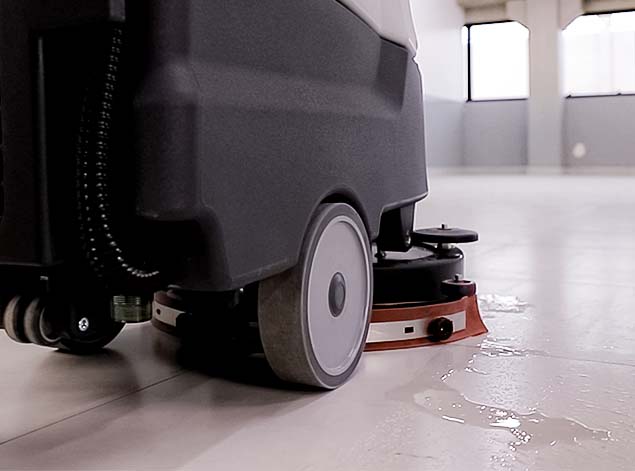 Máquina de lavar piso: como o equipamento agiliza a limpeza em hotéis e pousadas?